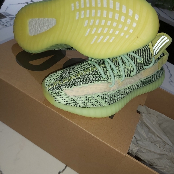 NWT YEEZY 350 V2 YEEZREEL DEADSTOCK SIZE 10.5 - Picture 3 of 8